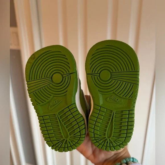 Nike Dunk Green and white 
Size: 3 (Baby) - Picture 6 of 8